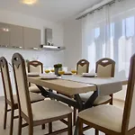 Mimoza Apartament *